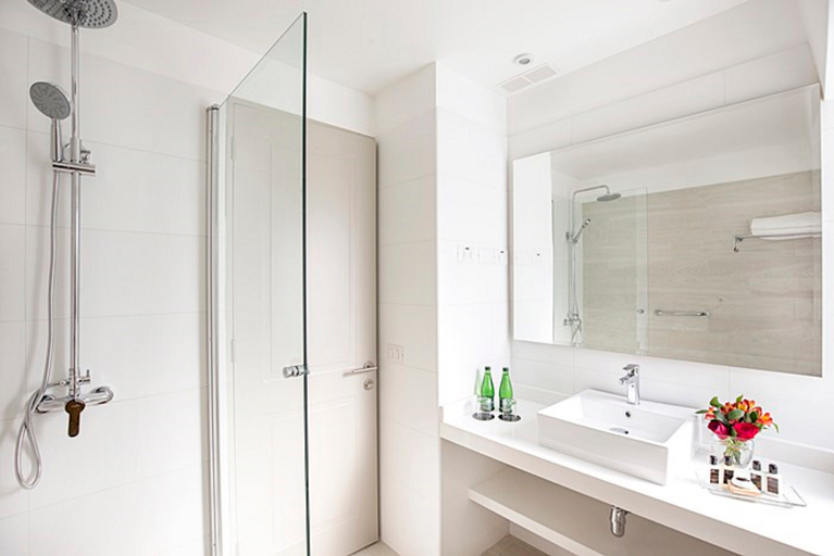 Bathroom 5, Park Plaza Bonaparte, Santiago