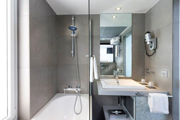 Bathroom 4, Cadran Hotel, Paris