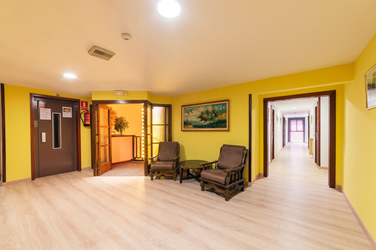Public Area 2, Continental, Girona