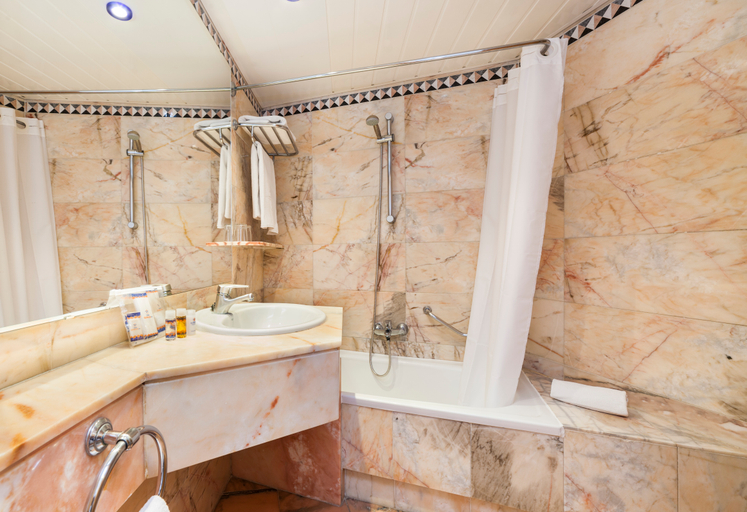 Bathroom 5, Globales Palmanova Palace, Baleares