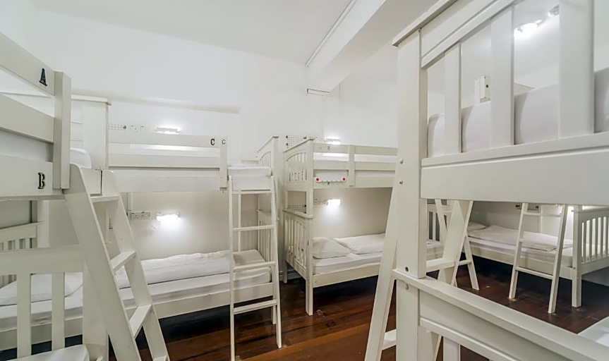 Others 3, Istay Inn, Singapura