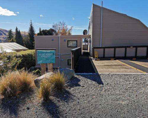 Scott Street Apartments, Mackenzie