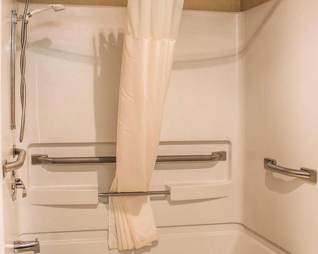 Bathroom 4, Quality Inn & Suites Sturgeon Bay area, Door
