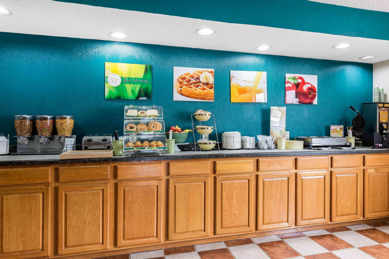Food & Drinks 5, Quality Inn & Suites Bloomington University Area, McLean