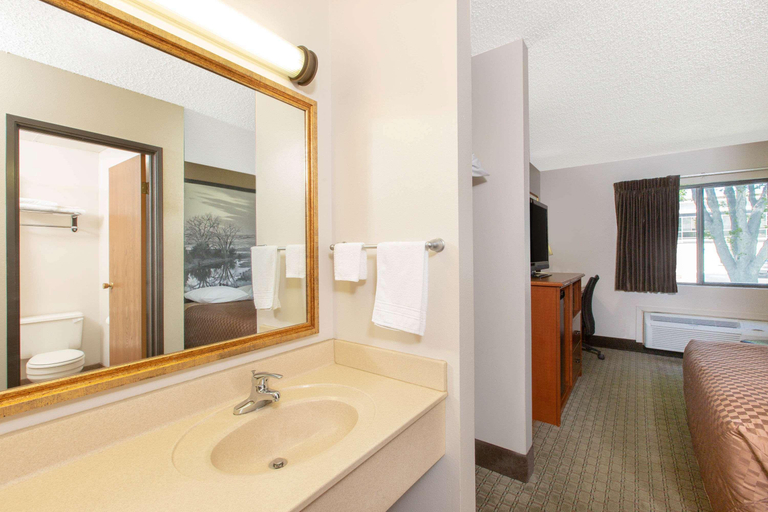 Bathroom 4, SureStay Plus Hotel by Best Western Grand Island, Hall