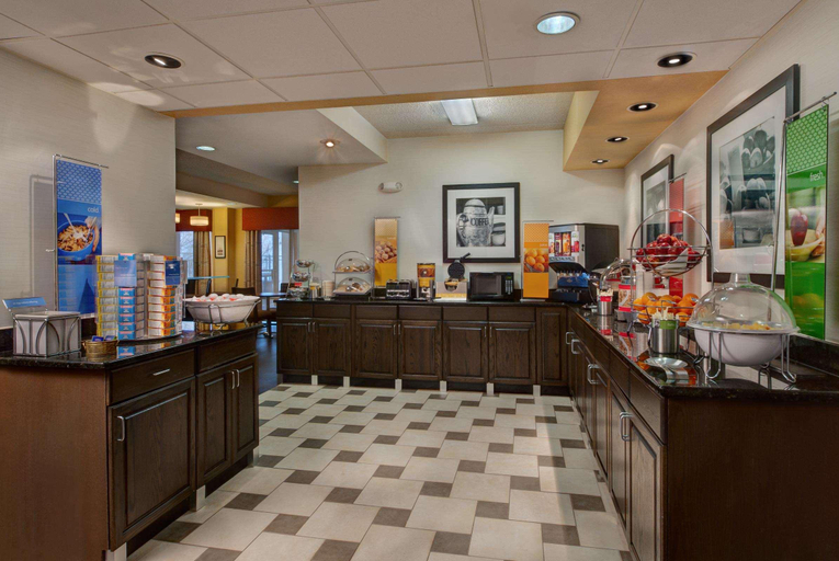 Food & Drinks 5, Hampton Inn Milwaukee-Northwest, Milwaukee