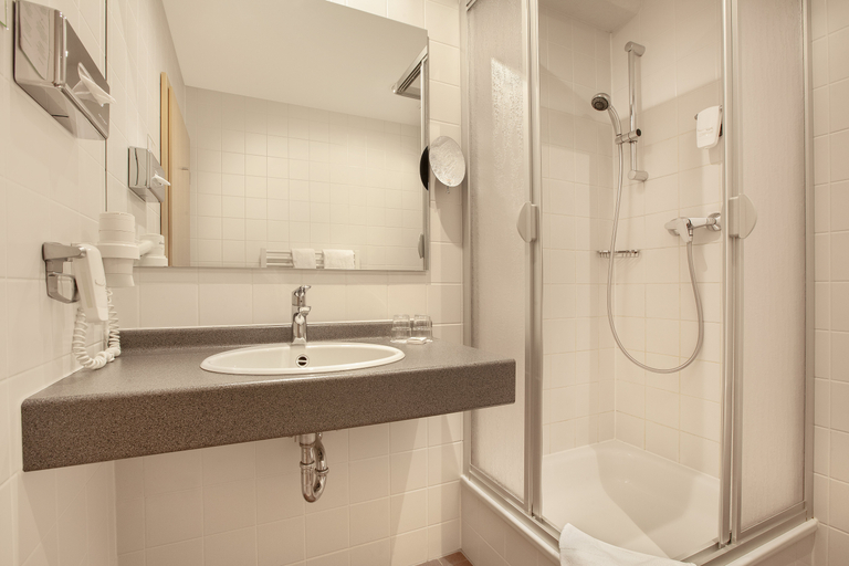 Bathroom 4, Willow Hotel Restaurant, Saalekreis