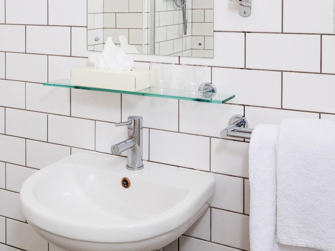 Bathroom 4, The Kings Hotel, Brighton and Hove