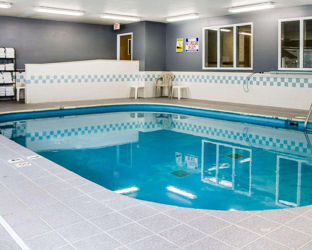 Sport & Beauty 5, Quality Inn & Suites Sturgeon Bay area, Door