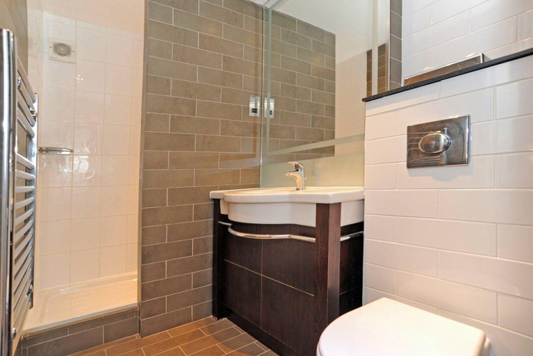 Bathroom 5, Belvilla Crewe City Centre Hotel - Lifestyle, Cheshire East