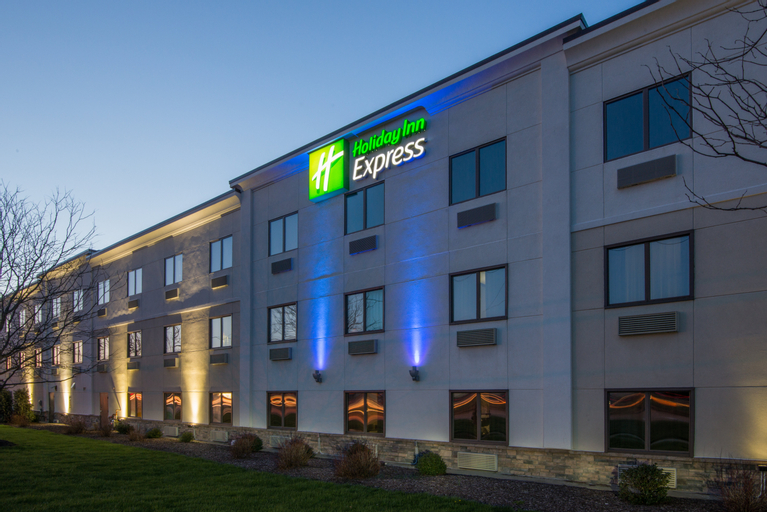 Holiday Inn Express CLEVELAND AIRPORT - BROOK PARK, Cuyahoga