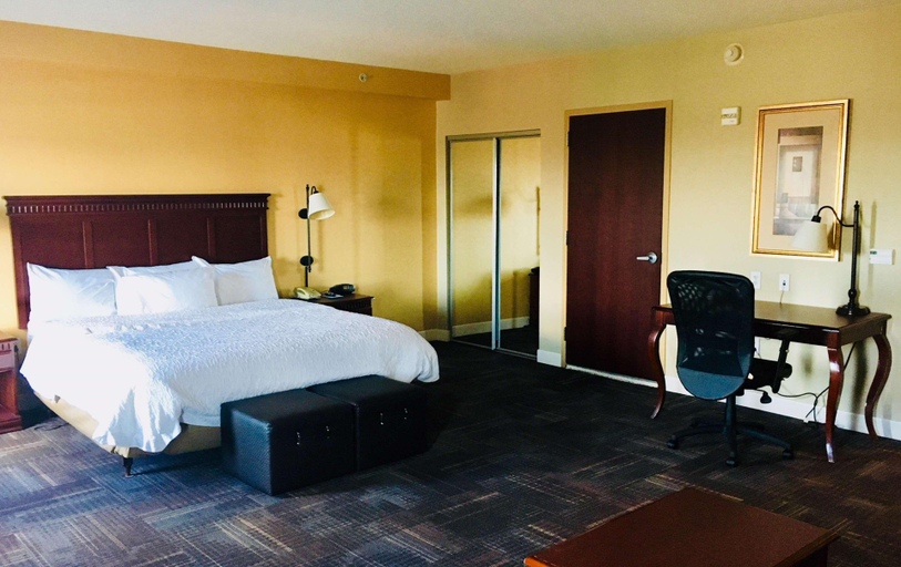 Bedroom 4, Hampton Inn&Suites Chesapeake-Battlefield Blvd , Chesapeake