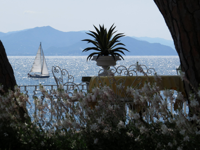 Exterior & Views 25