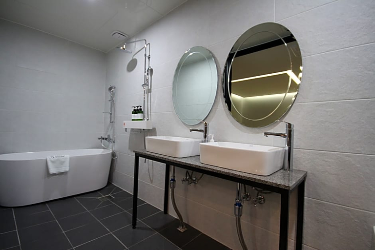 Bathroom 5, Busan Station Dino Hotel, Dong