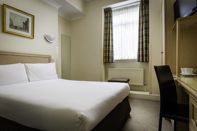 Bedroom 2, Henry VIII, London