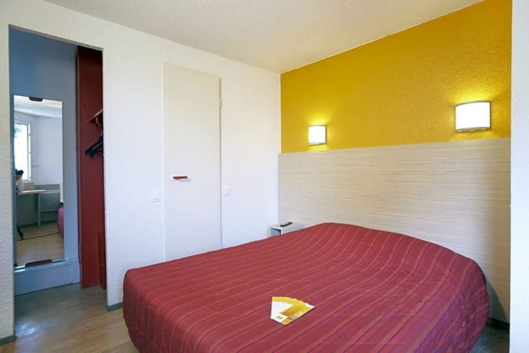 Bedroom 4, Premiere Classe Avignon Courtine, Vaucluse