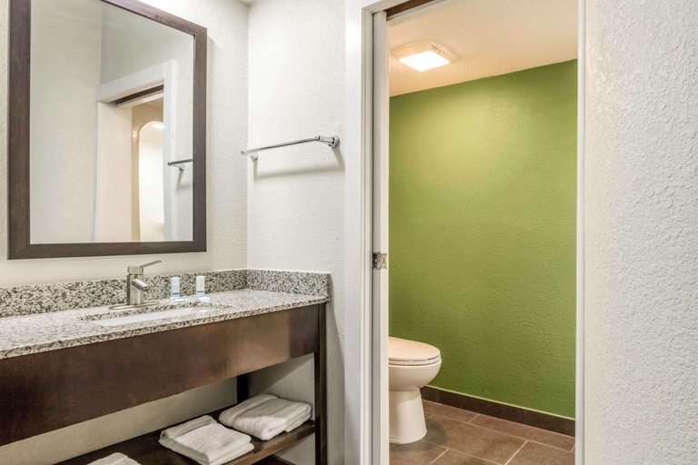 Bathroom 4, Travelodge by Wyndham Flowood, Rankin