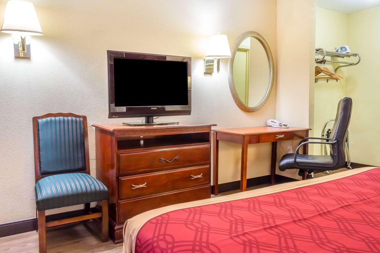 Bedroom 5, Red Carpet Inn Philadelphia Airport, Delaware