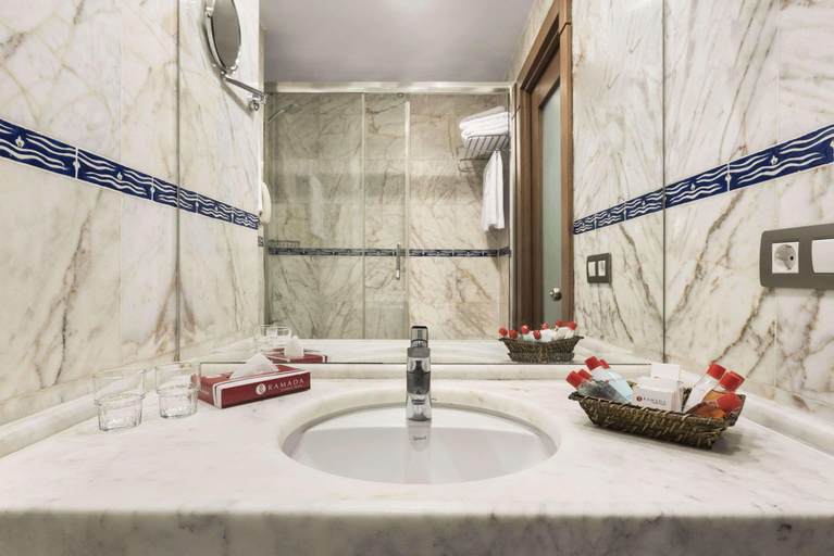 Bathroom 5, Ramada by Wyndham Istanbul Taksim, Beyoğlu