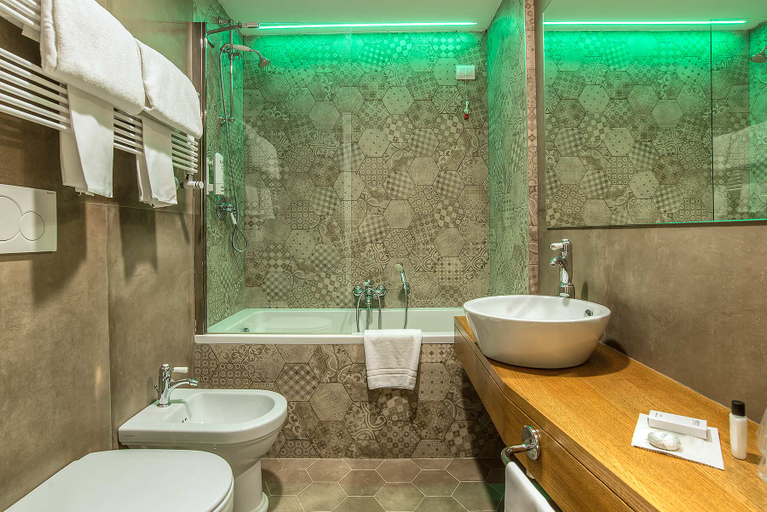Bathroom 4, Elite, Roma