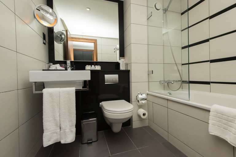 Bathroom 4, Doubletree by Hilton London Kensington, London