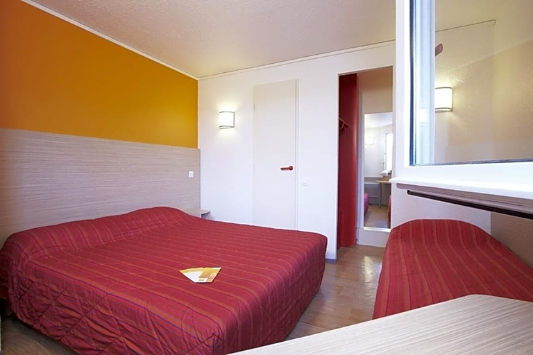 Bedroom 3, Premiere Classe Avignon Courtine, Vaucluse