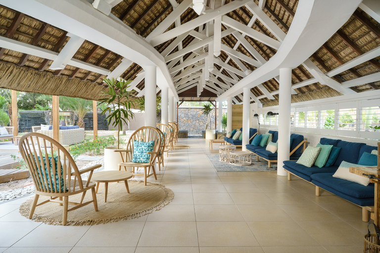 Public Area 2, Coin de Mire Attitude