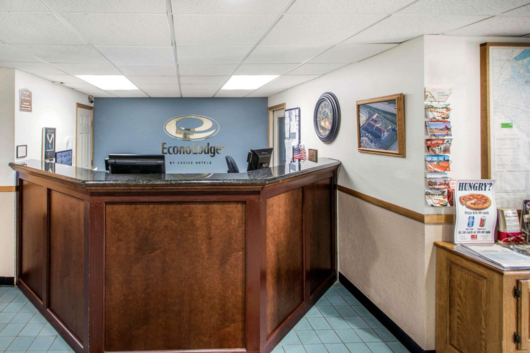 Public Area 3, Red Roof Inn & Suites Tomah, Monroe