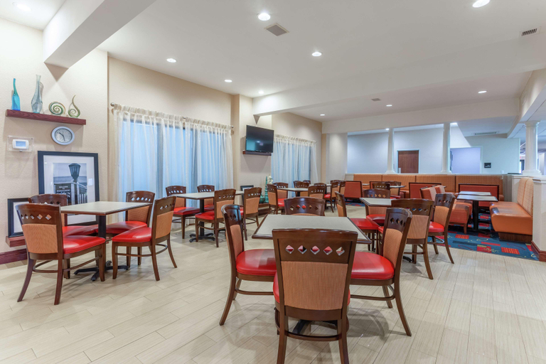 Food & Drinks 4, Hampton Inn Jefferson City At The Capital Mall, Cole