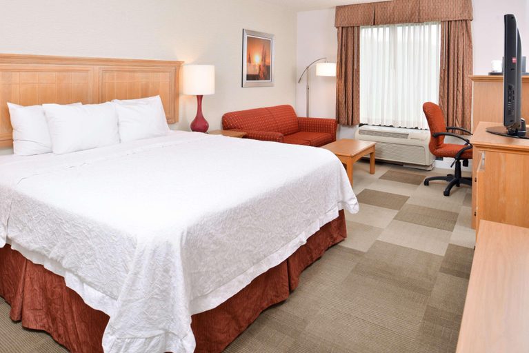 Bedroom 3, Hampton Inn Cortland, Cortland