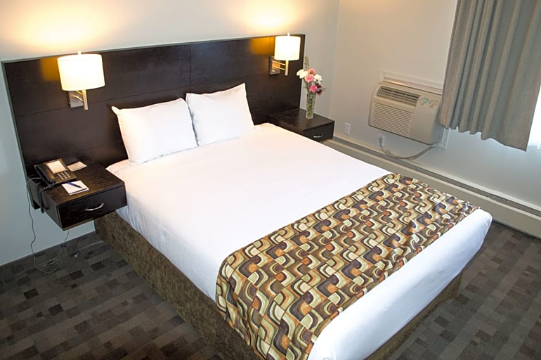 Bedroom 4, Sea to Sky Hotel and Conference Centre, Squamish-Lillooet