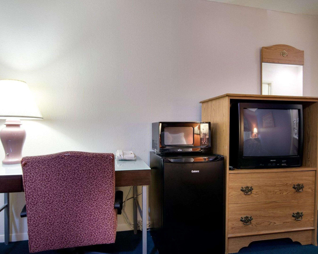 Bedroom 4, Knights Inn & Suites Emporia, Lyon