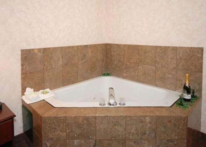 Bathroom, Quality Inn & Suites Tarboro - Kingsboro, Edgecombe