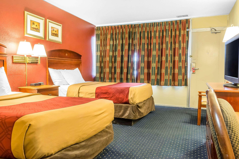Bedroom 3, Red Carpet Inn Philadelphia Airport, Delaware