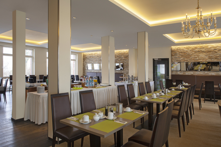 Food & Drinks 5, Willow Hotel Restaurant, Saalekreis