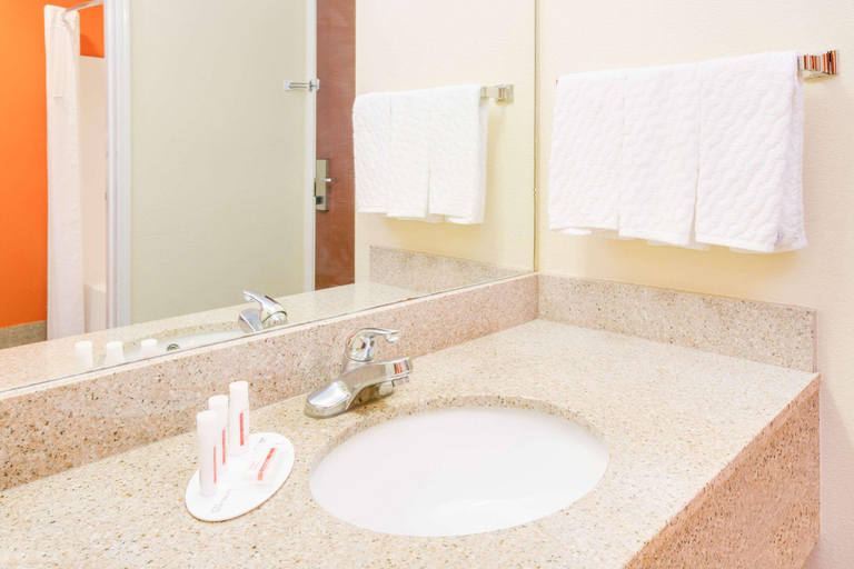 Bathroom 4, SureStay Hotel by Best Western Alexandria, Rapides