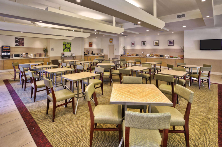 Food & Drinks 5, La Quinta Inn & Suites by Wyndham Danbury, Fairfield