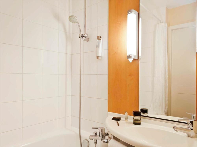Bathroom 4, B&B HOTEL Lille Villeneuve d'Ascq, Nord
