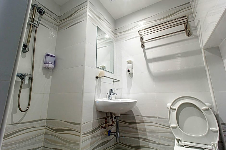 Bathroom 4, ZEN Rooms Oasis, Singapura