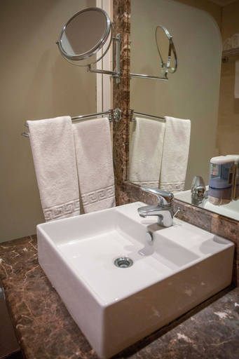 Bathroom 4, Apartamentos Turisticos Atlantida, Funchal