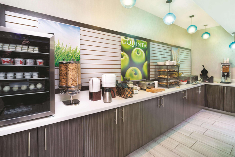 Food & Drinks 5, La Quinta Inn & Suites by Wyndham Loudon, Loudon