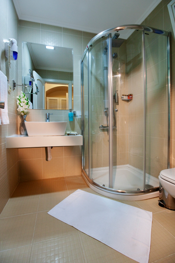 Bathroom 5, Royal Asarlik Beach Hotel, Bodrum
