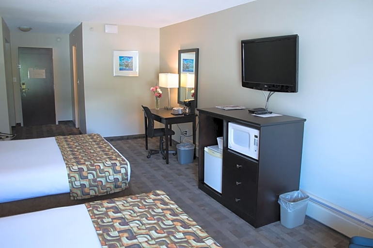 Bedroom 4, Sea to Sky Hotel and Conference Centre, Squamish-Lillooet