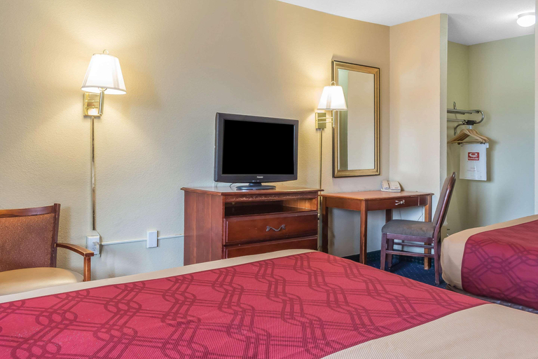 Bedroom 4, Red Carpet Inn Philadelphia Airport, Delaware