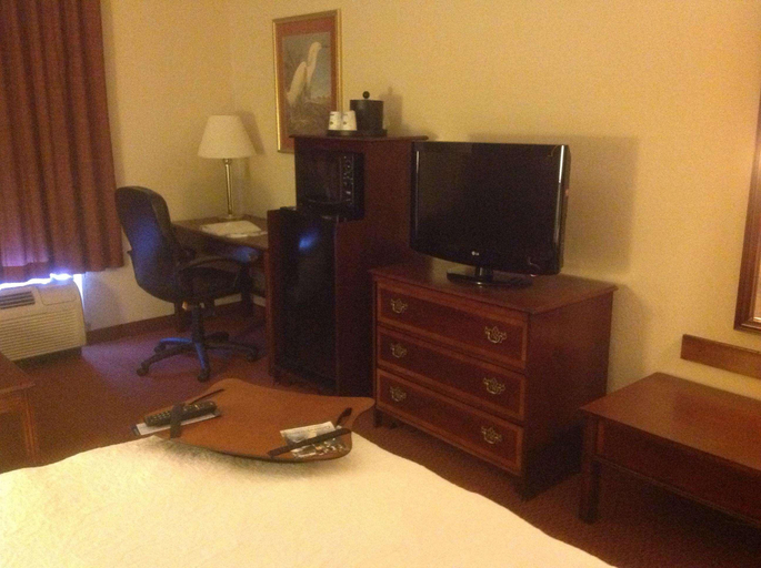 Bedroom 3, Hampton Inn Covington, Saint Tammany