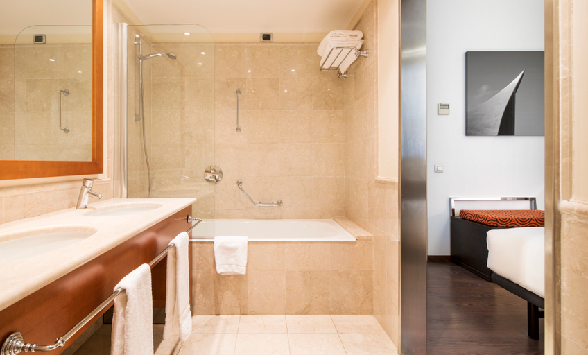 Bathroom 4, Hotel ILUNION Aqua 4, Valencia