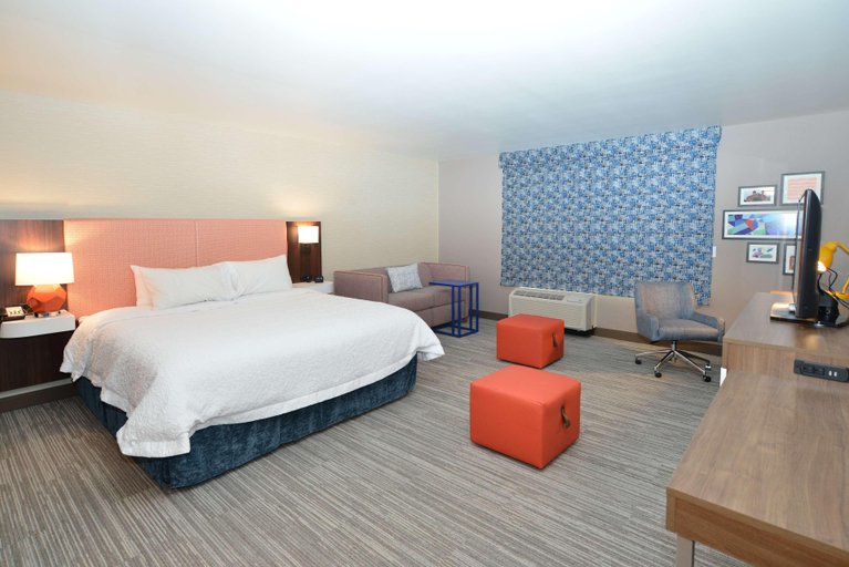 Bedroom 2, Hampton Inn & Suites Menomonie, Dunn
