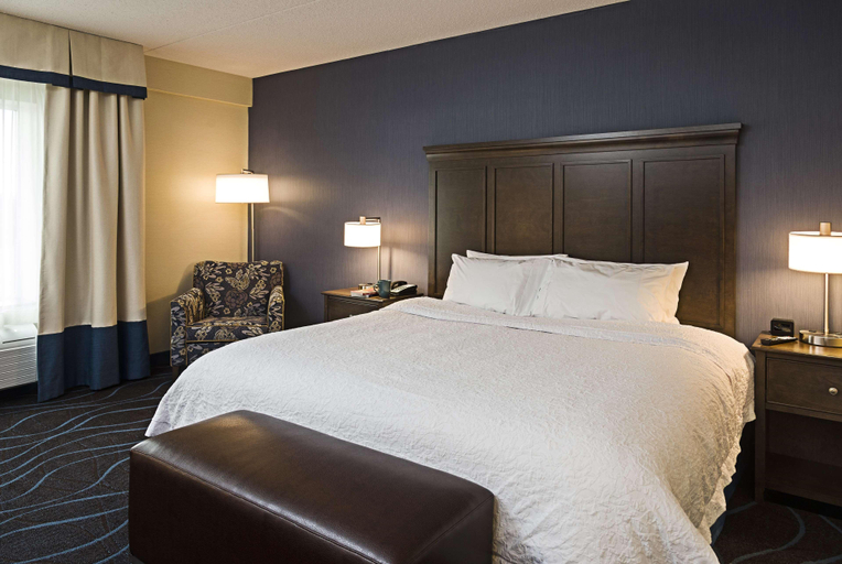 Bedroom 3, Hampton Inn By Hilton Ottawa Airport, Ottawa
