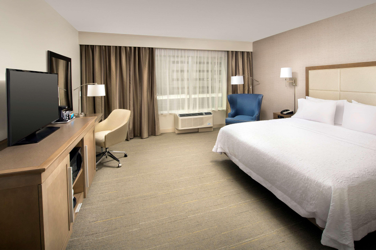 Bedroom 3, Hampton Inn Wilmington Downtown, New Hanover