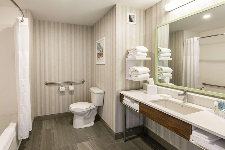 Bathroom 4, Hampton Inn & Suites by Hilton Quebec Beauport , Communauté-Urbaine-de-Québec